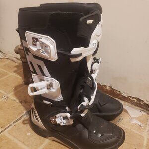 Least 3.5 boys morircross dirt bike boots